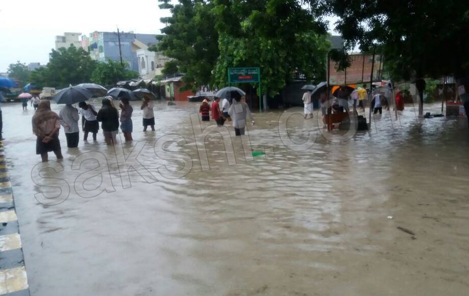 Huge rains in Guntur district - Sakshi7