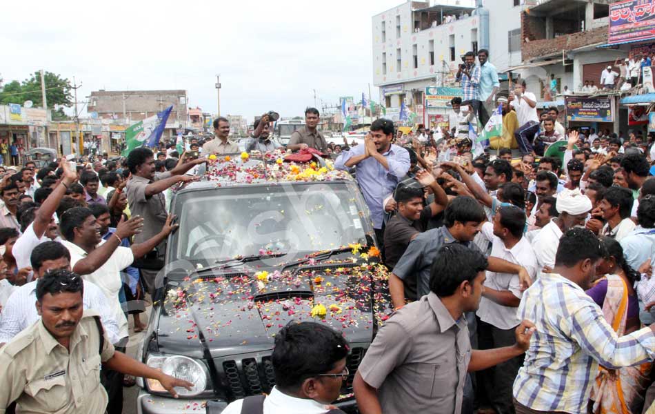 YS Jagan Tour in Guntur District Floods Area - Sakshi15