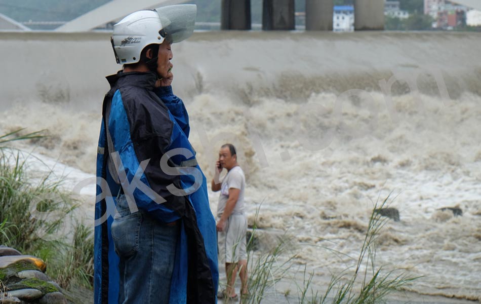 powerful typhoon chaba barrels toward japan15