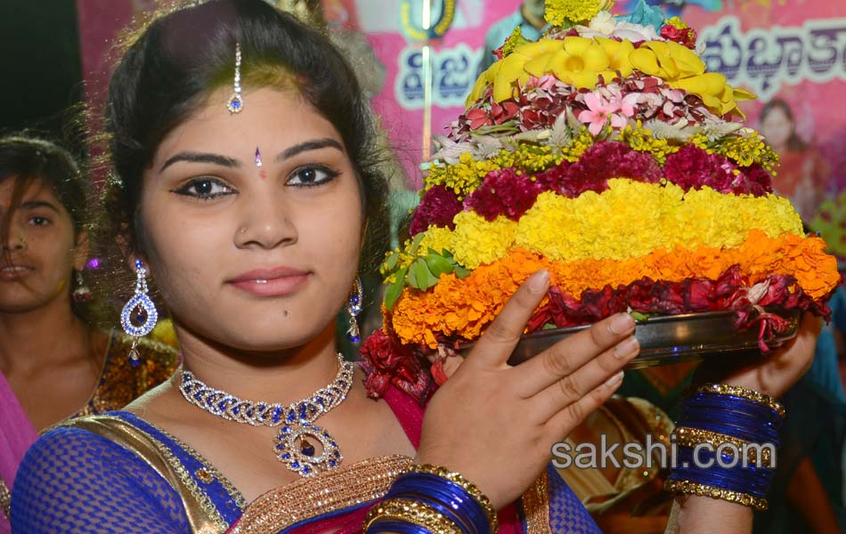 bathukamma festival in Hussain Sagar8