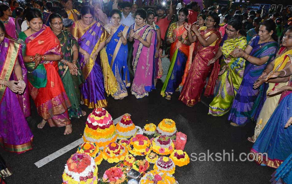 bathukamma festival in Hussain Sagar28