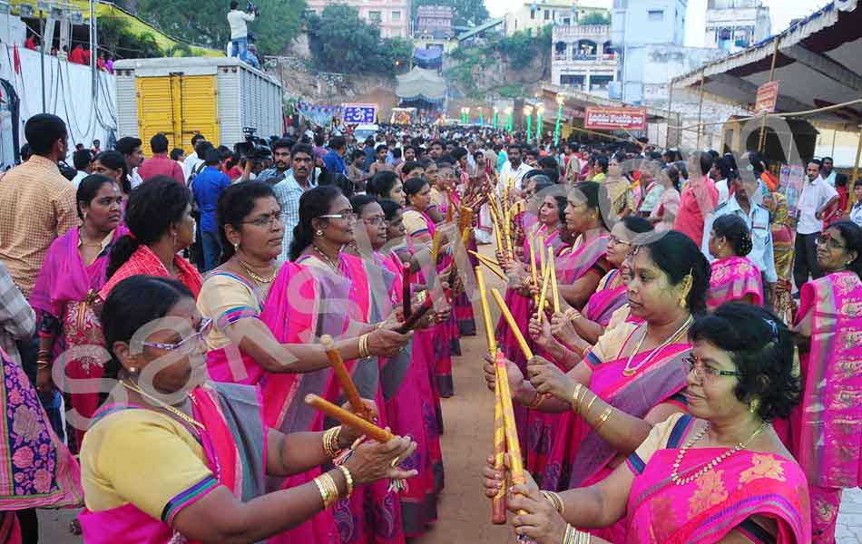 Teppotsavam completed in krishna river10