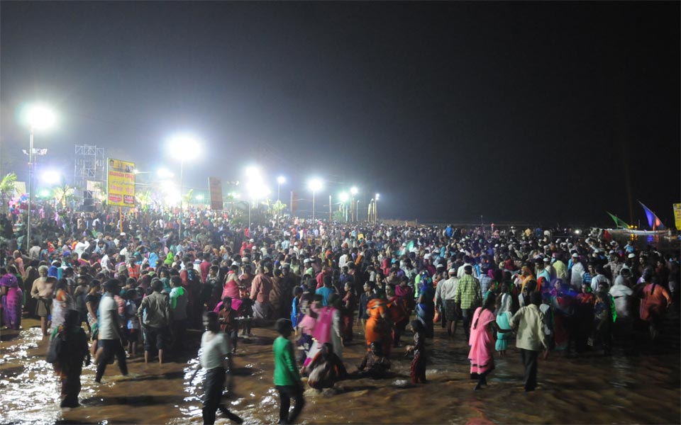 Huge number of Devotees for rottela pandaga - Sakshi1