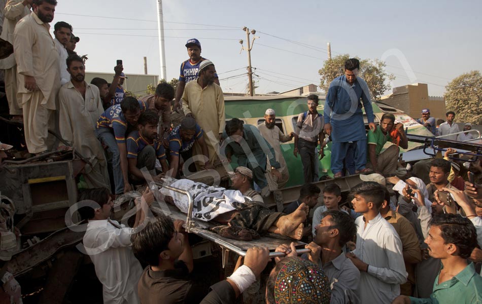 15 killed 40 injured as trains collide in pakistan16