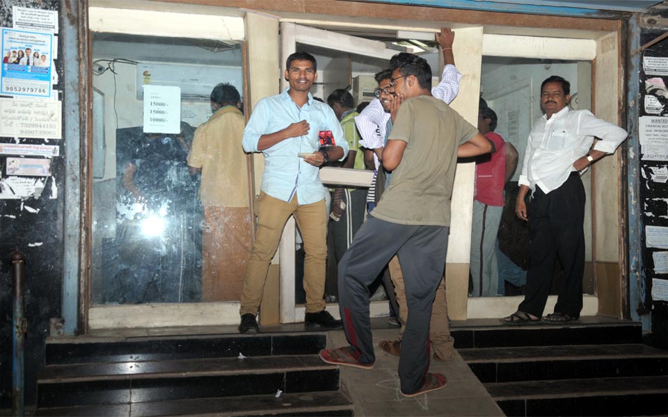 People throng at ATM centers - Sakshi3