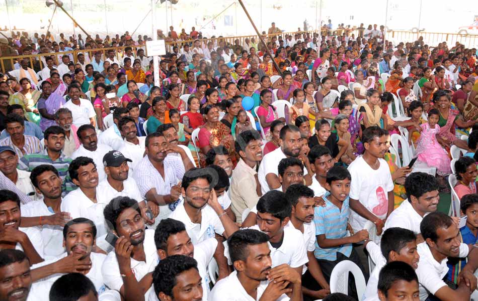 Sachin visits his adopted village Puttamraju Kandrika in AP7