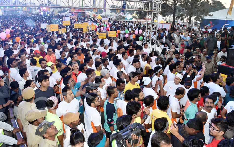 hyderabad 10k run - Sakshi17