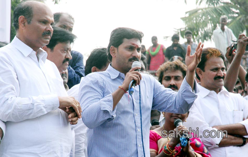 Ys Jagan Visitation to bandarport victims - Sakshi15