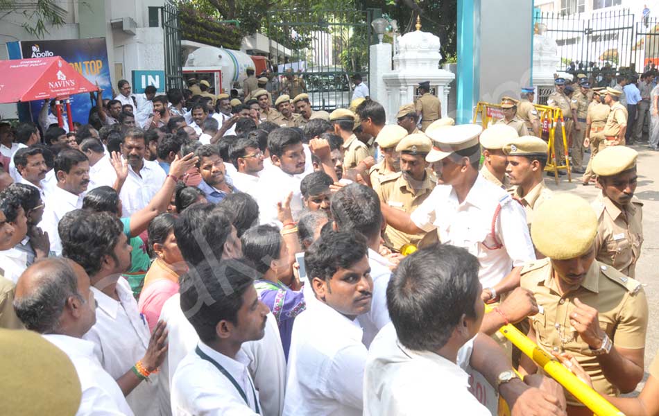 Jayalalithas critical health15