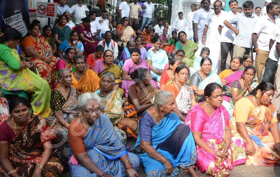 Jayalalithas critical health23