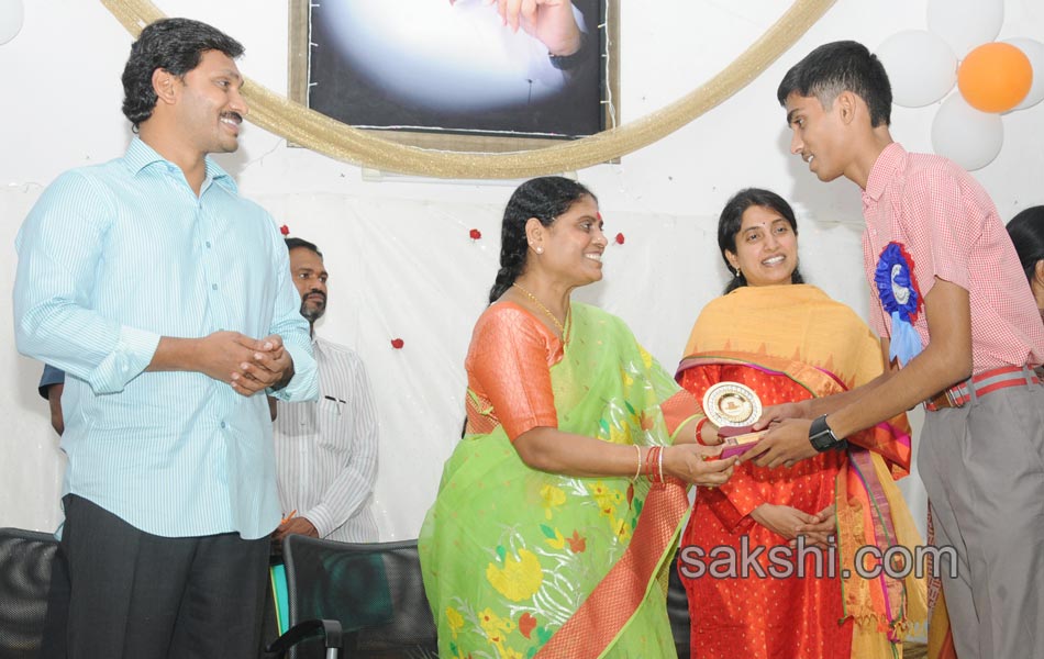 ys jaganmohan reddy visit dasthagiramma house - Sakshi1