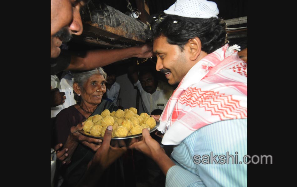 ys jaganmohan reddy visit dasthagiramma house - Sakshi13