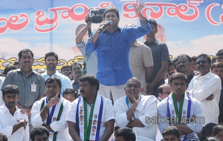 ys jagan maha dharna at pulivendula - Sakshi10