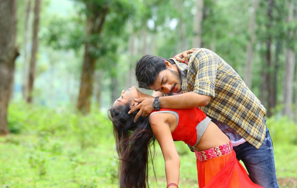 Iddari Madhya 18 movie stills6