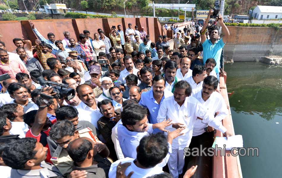 ys jagan mohan reddy raithu barosa yatra in kurnool - Sakshi1