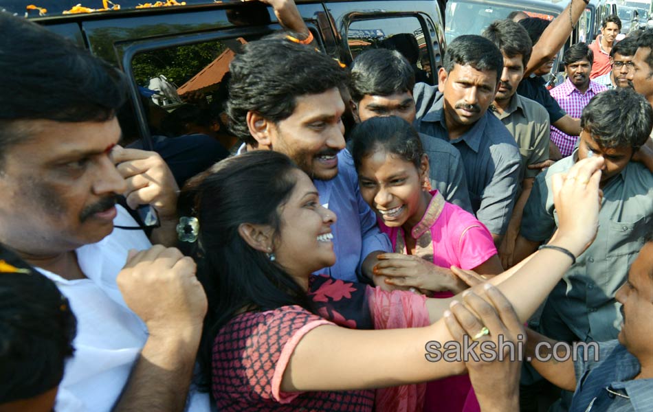 ys jagan mohan reddy raithu barosa yatra in kurnool - Sakshi7