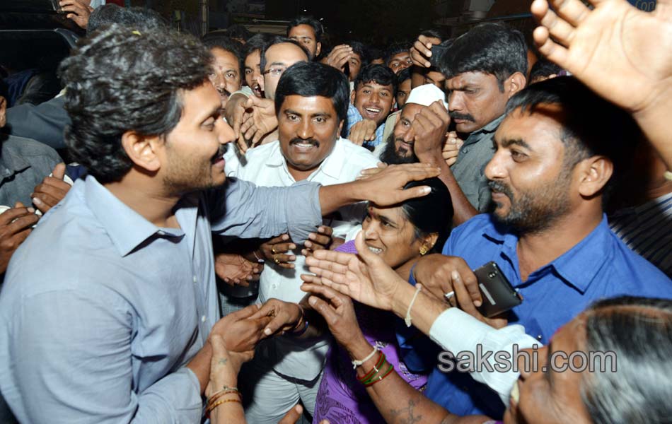 ys jagan mohan reddy raithu barosa yatra in kurnool - Sakshi15