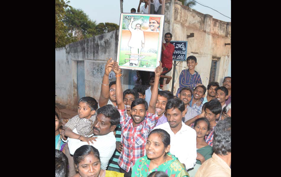 ys jagan mohan reddy raithu barosa yatra in kurnool - Sakshi16