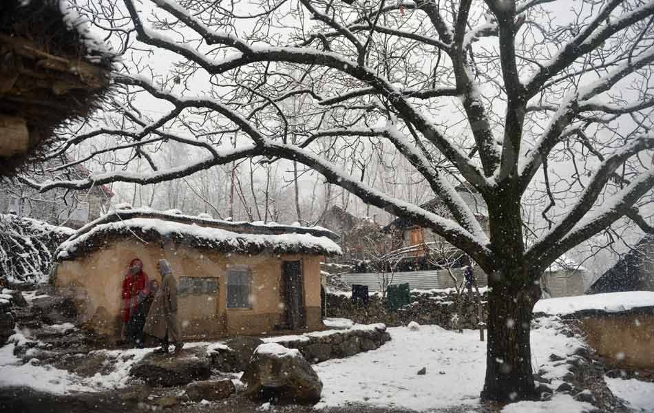 snowfall at North India attracts tourists19