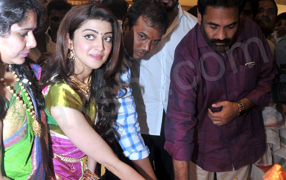 heroine pranitha in NLR9