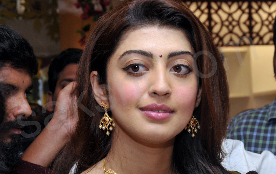 heroine pranitha in NLR10