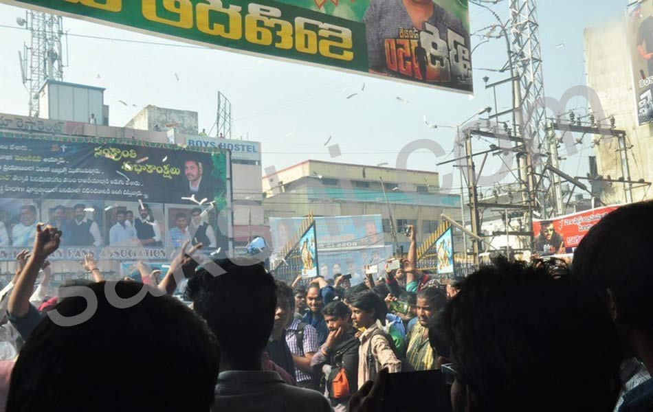 mega hulchul in theatre15