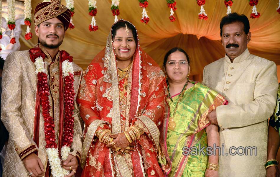 ys jagan blesses newly wed couple in guntur - Sakshi8