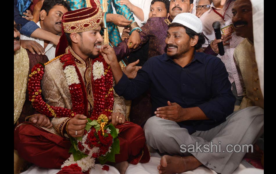 ys jagan blesses newly wed couple in guntur - Sakshi1