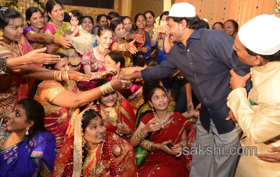 ys jagan blesses newly wed couple in guntur - Sakshi6