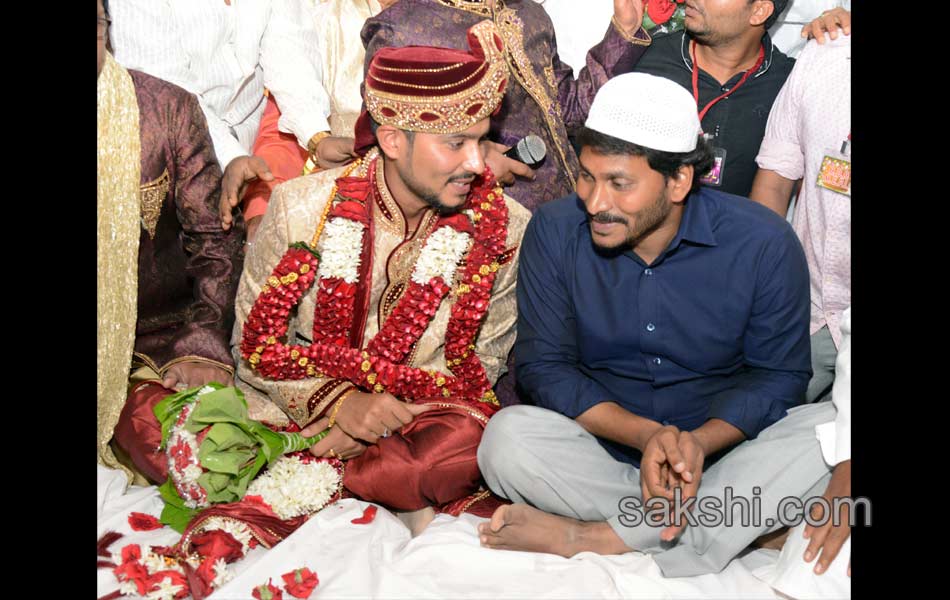 ys jagan blesses newly wed couple in guntur - Sakshi3