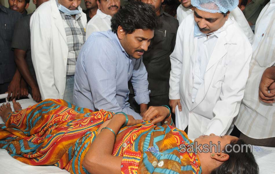 YS jagan mohan reddy visit parvathipuram hospital - Sakshi3