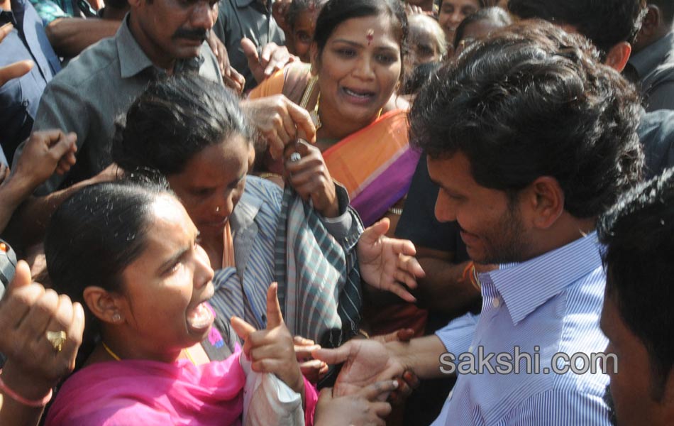 YS jagan mohan reddy visit parvathipuram hospital - Sakshi5