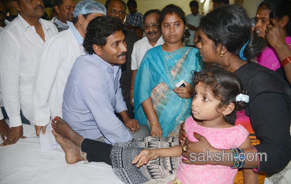 YS jagan mohan reddy visit parvathipuram hospital - Sakshi13