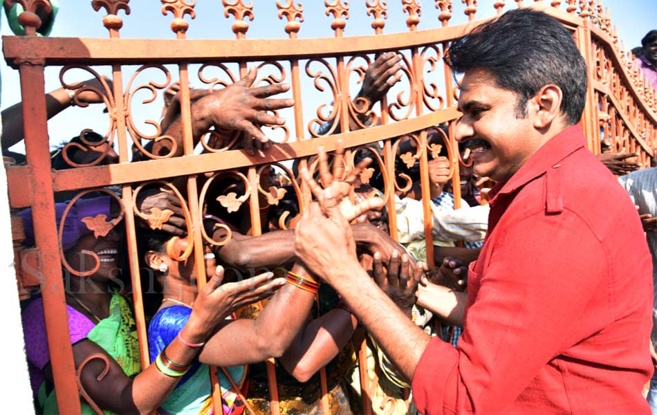 pawan kalyan katamarayudu shooting in sangareddy - Sakshi3