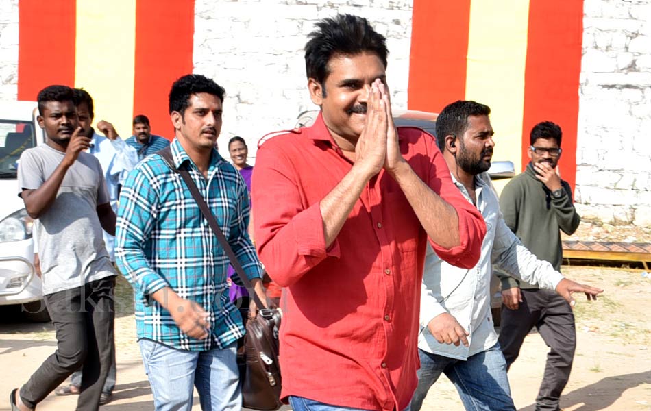 pawan kalyan katamarayudu shooting in sangareddy - Sakshi1