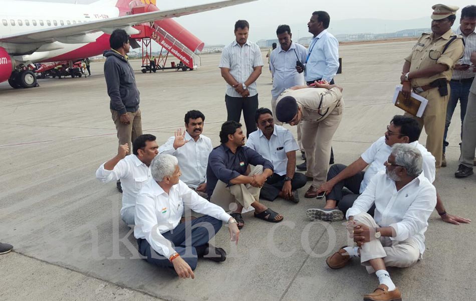 ys jagan stages dharna on vizag runway - Sakshi3