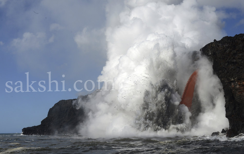 Massive lava stream exploding into ocean in Hawaii2