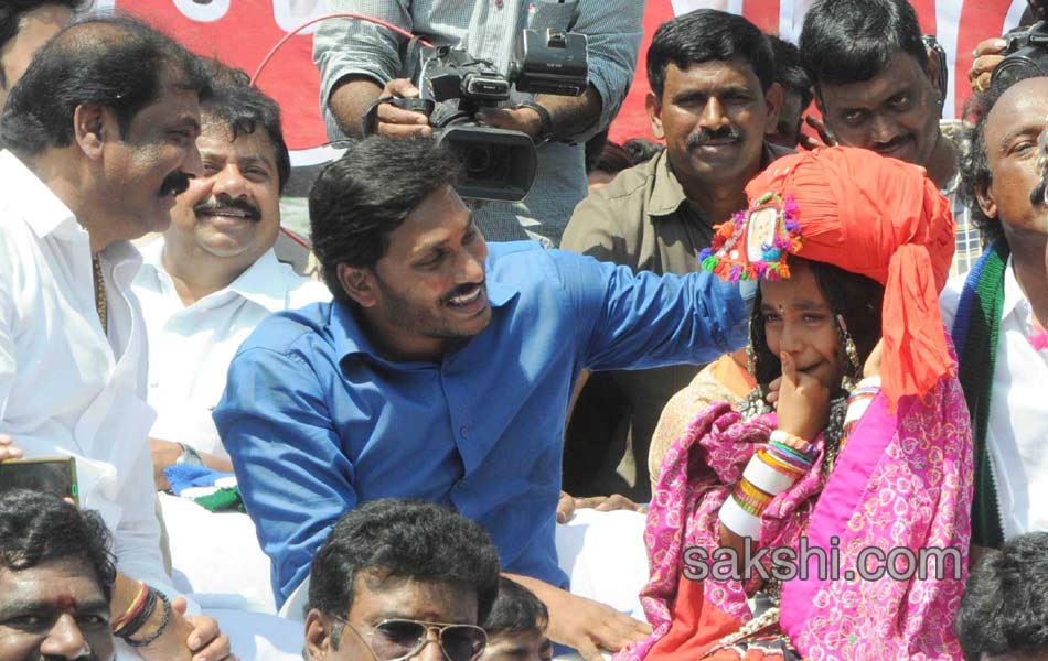 Today YS Jagan Mohan Reddy Mahadarna at uravakonda - Sakshi10