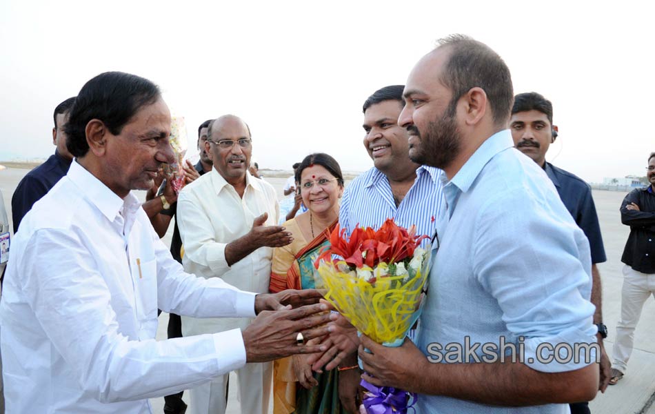 grand welcome on telangana cm kcr - Sakshi10