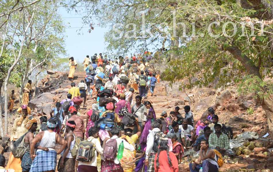 Siva devotees start journey to Srisailam Temple - Sakshi6