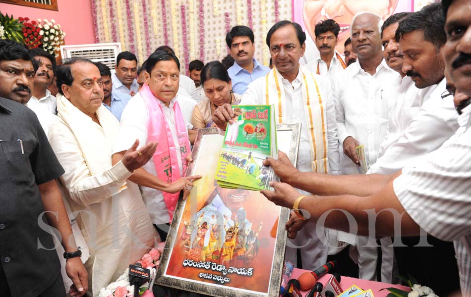 kcr visits Veerabhadra Swamy temple - Sakshi1