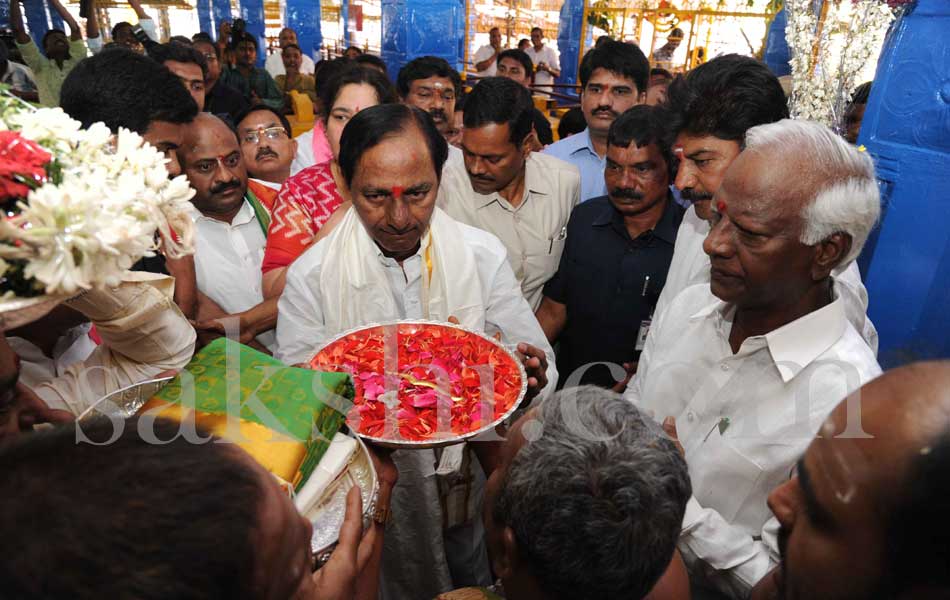 kcr visits Veerabhadra Swamy temple - Sakshi20