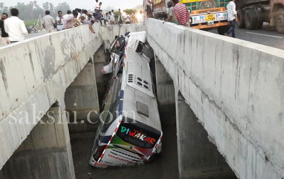 Road accident in krishna district - Sakshi1