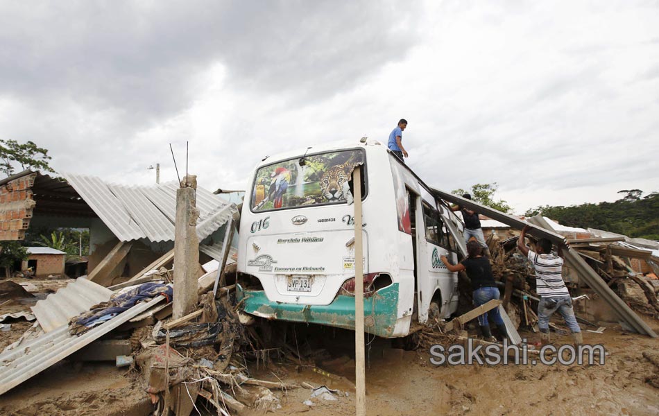 Colombia shaken after surging rivers avalanche leaves2