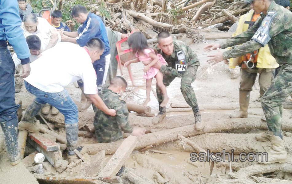 Colombia shaken after surging rivers avalanche leaves8