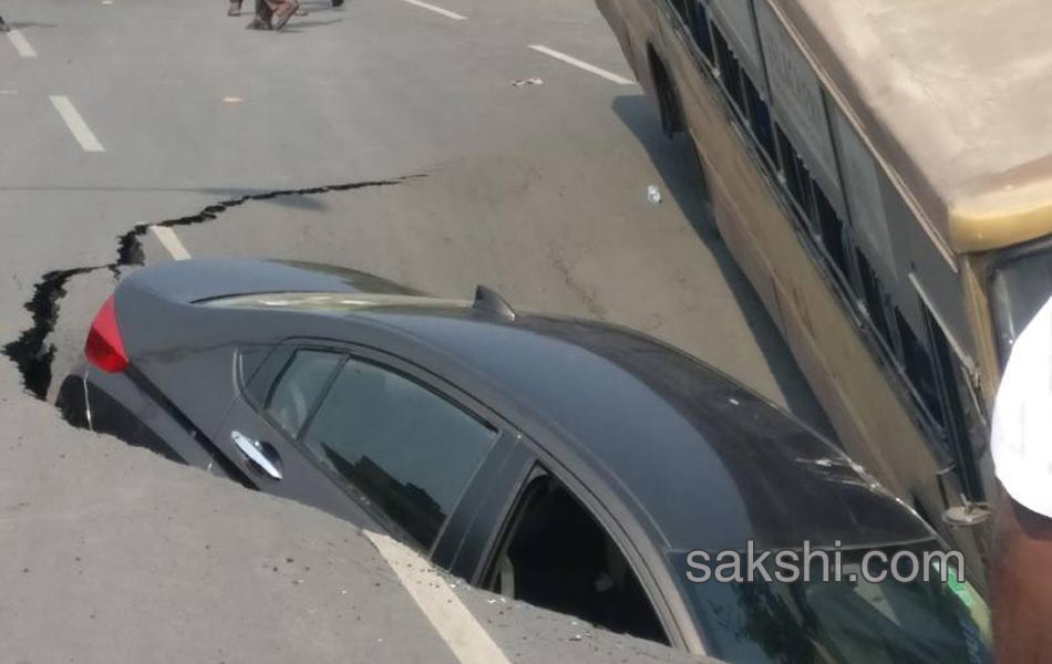 Huge cave in on popular Mount Road in Chennai swallows bus and car - Sakshi3