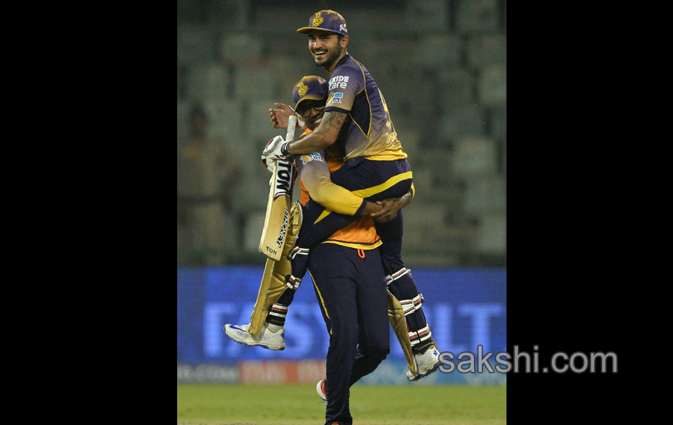 Kolkata Knight Riders beat Delhi Daredevils by 4 wickets2