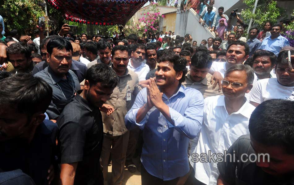 YS Jagan Consoles Yerpedu Tragedy victims - Sakshi13