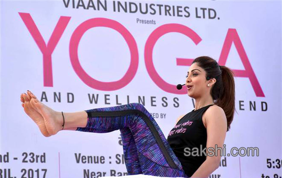 Bollywood Actress Shilpa Shetty performs Yoga in Jaipur7