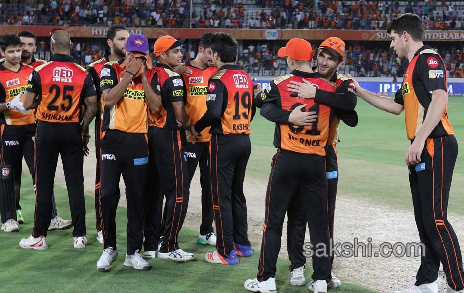 David Warner century sets up Sunrisers win over KKR17